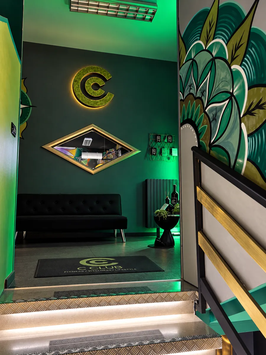 Ingresso del C Club con il logo illuminato