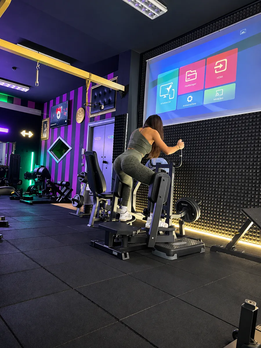 Allenamento davanti al maxi schermo