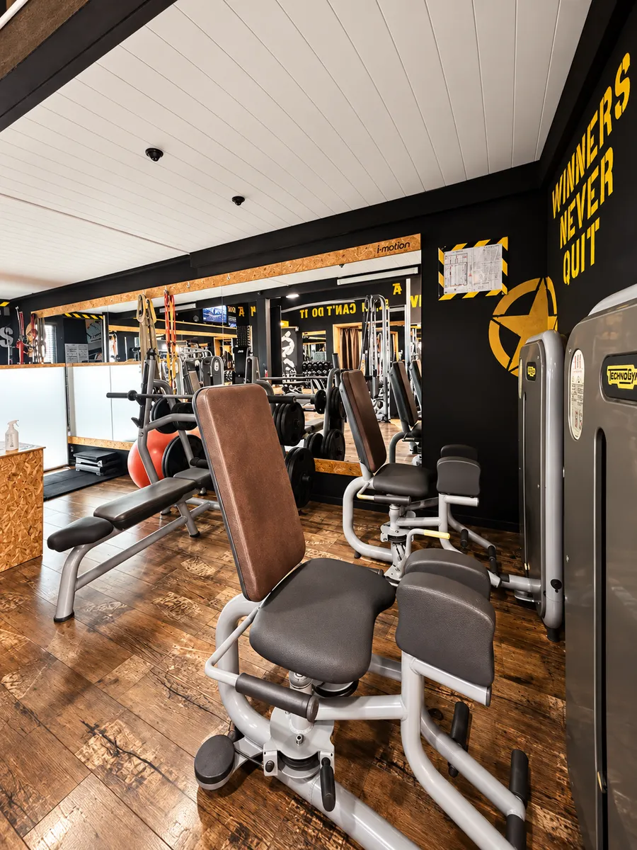 Macchine Technogym e scritta Winners never quit