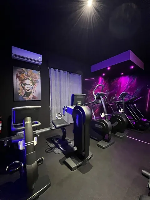 Zona cardio con murale viola